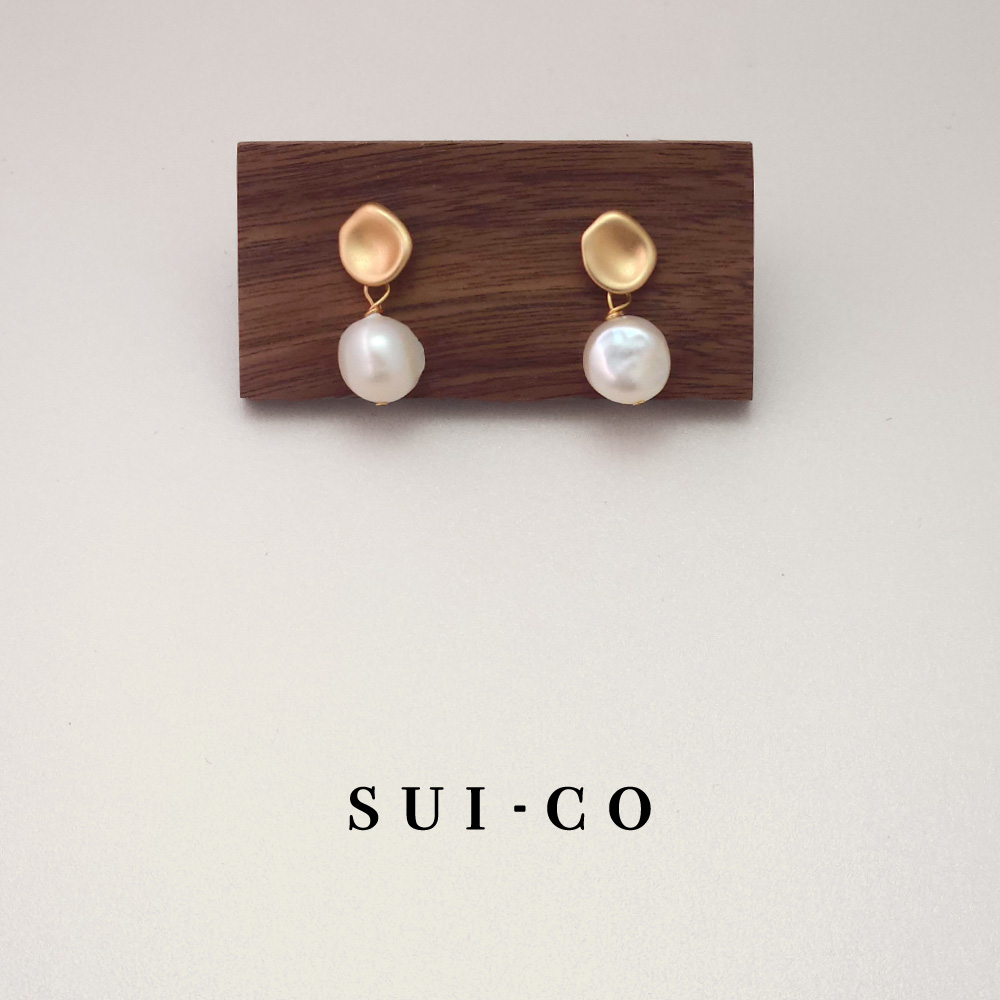 Luna Freshwater Pearl Earrings: Baroque Elegance