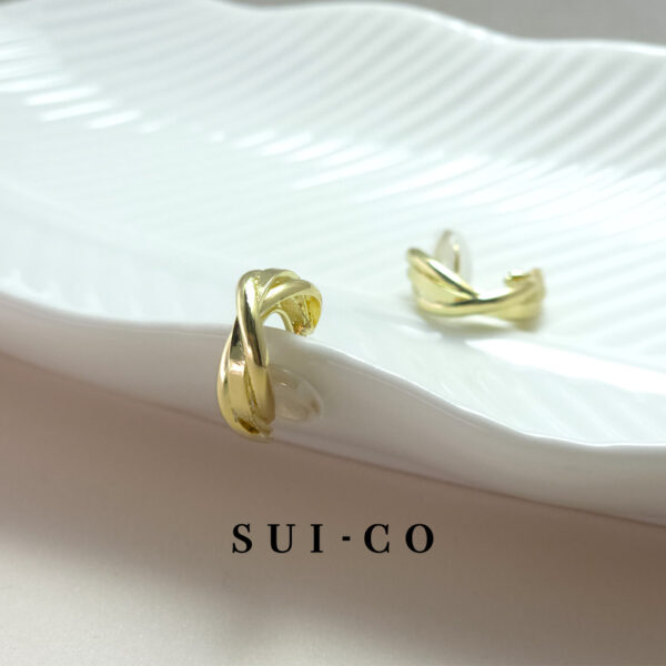 Close up of Nerelle twisted coil clip on earring silicone cushion pad sui-co.my