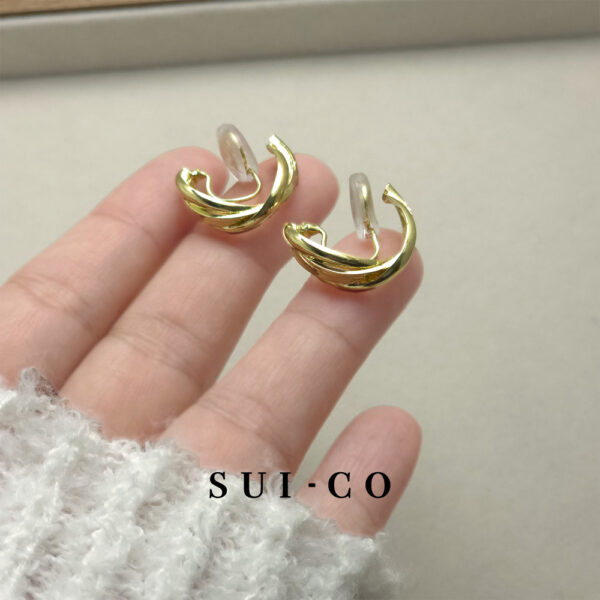 Close up of Nerelle twisted coil clip on earring silicone cushion pad sui-co.my