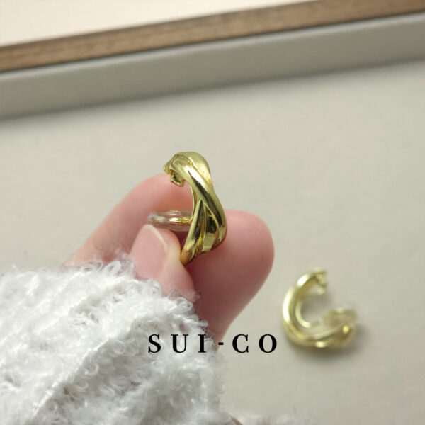 Close up of Nerelle twisted coil clip on earring silicone cushion pad sui-co.my