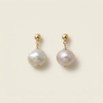 Lula natural baroque pearl earrings in white and gold sui-co