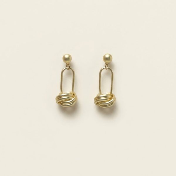Tie-the-knot paperclip earrings in matte gold tone sui-co