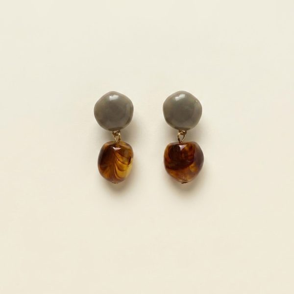 Vora caramel muse resin drop earrings in gray amber and caramel marble sui-co
