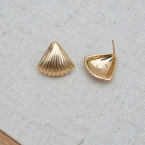 Close up of textured shell pattern vintage gold earring S925 sterling silver post sui-co.my
