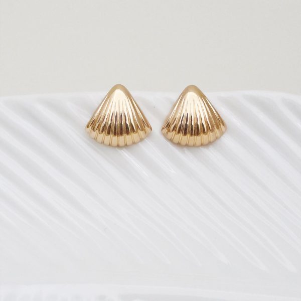 Close up of textured shell pattern vintage gold earring S925 sterling silver post sui-co.my
