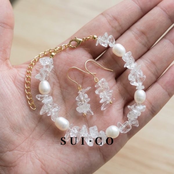 Handcrafted freshwater pearl and clear quartz chip bracelet with extender chain sui-co.my