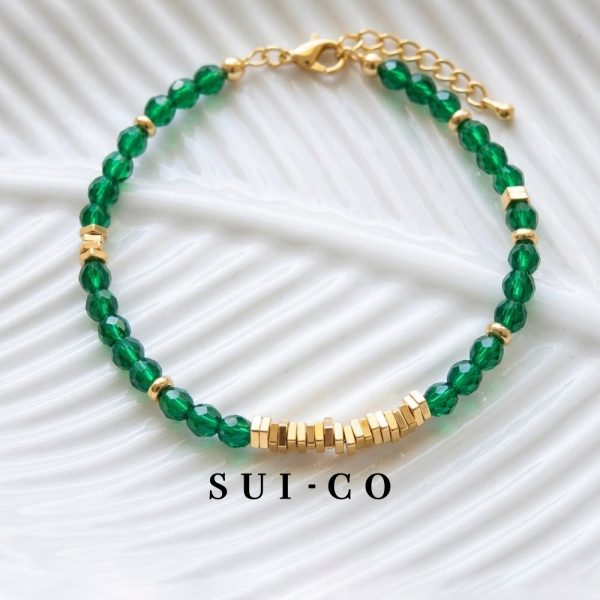 Close up of 4mm faceted emerald czech glass beads with gold plated copper discs sui-co.my