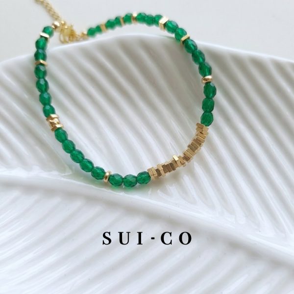 Close up of 4mm faceted emerald czech glass beads with gold plated copper discs sui-co.my